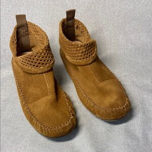 The EMU Australia Ghostgum Suede Perforated Shoes-Mocasins. Size 8